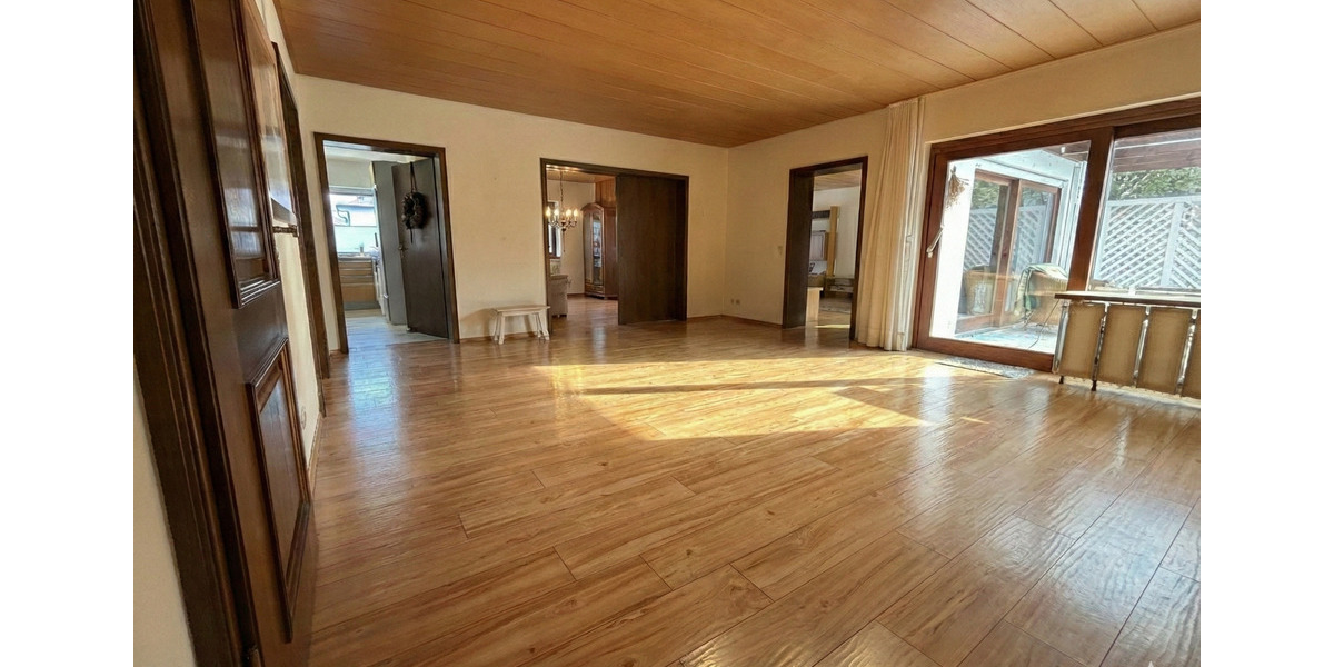 Erdgeschoßwohnung Berg - 8 Zimmer, 239 m&sup2;, 2.100&euro; | Angebot:24698260