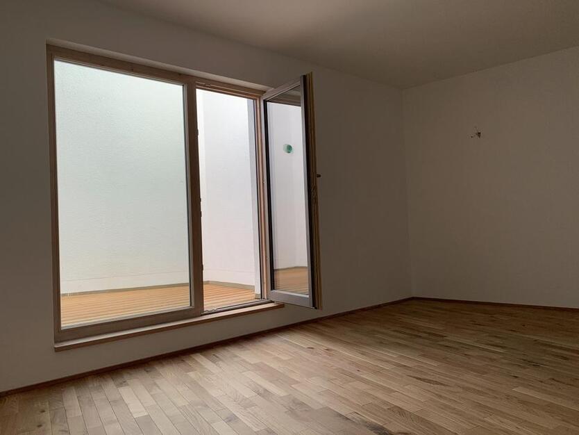 Moderne Souterrain-Wohnung mit Tageslicht