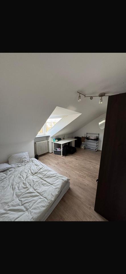 Nur an Frauen ! Großes Zimmer im Familienhaus zu vermieten