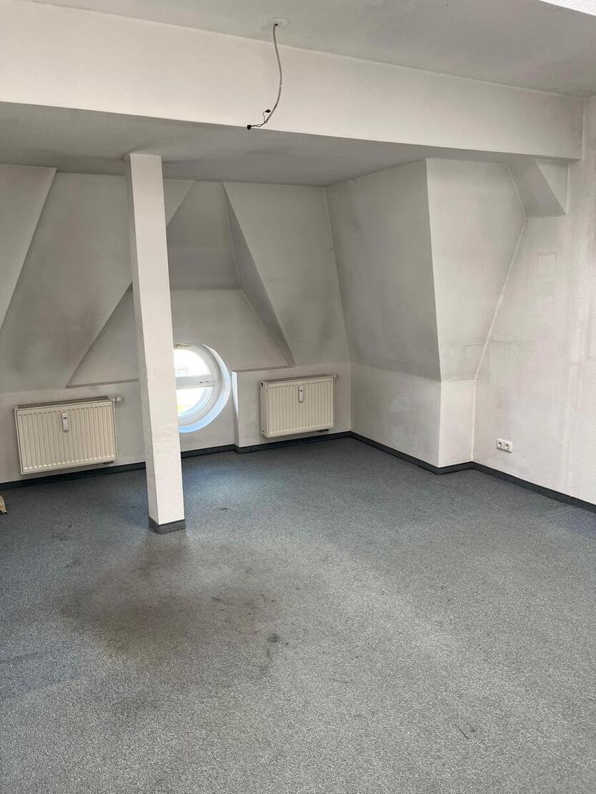 Renovierung in eigener Hand ! Tolle Lage, Herrliche Wohnung mit Balkon...5 Monate mietfrei 4 zimmer