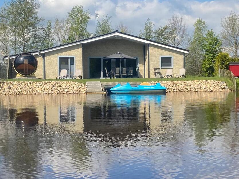 Last Minute, Ferienhaus am See (1-8 Pers.) mit Panorama Außen Sauna, Tretboot, Whirlwanne, Kamin, Kinderspieleparadies