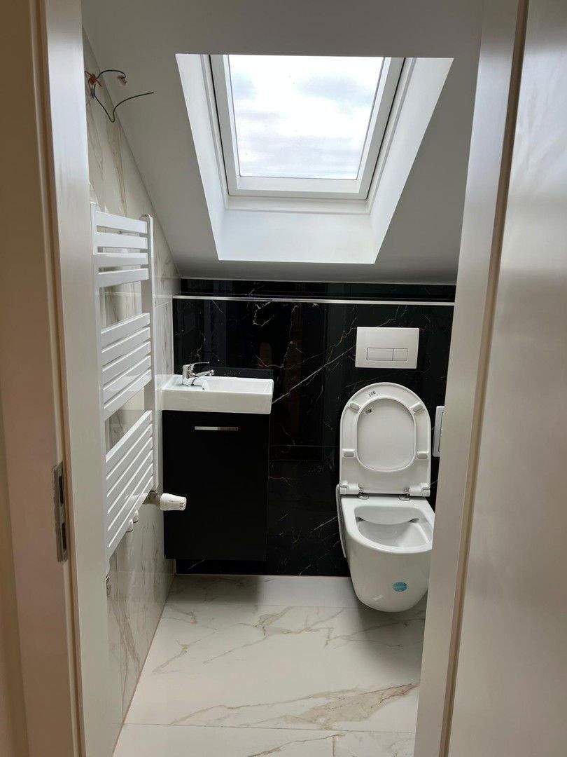 Frisch renovierte Dachgeschosswohnung inkl. Einbauküche 2 zimmer