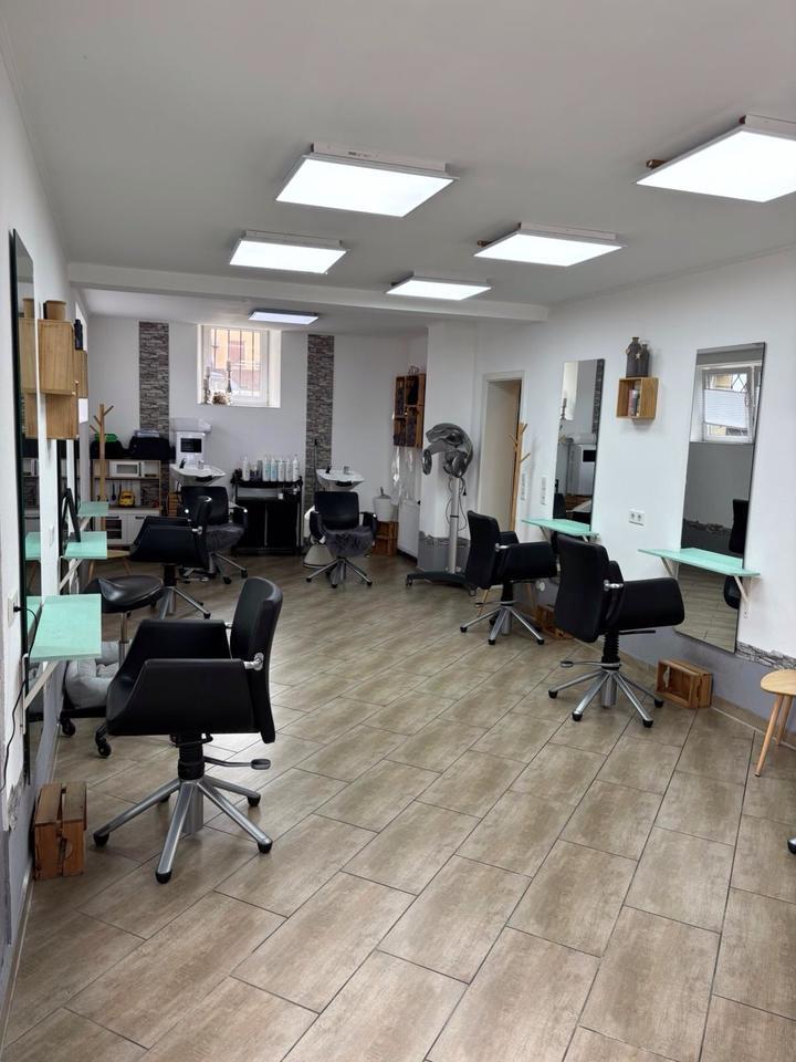 Friseursalon: Gut eingeführter Friseursalon in Neuffen zu vermiet