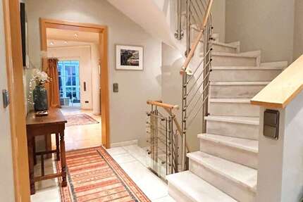 Haus Bornheim - 6 Zimmer, 220 m&sup2;, 2.830&euro; | Angebot:24707531