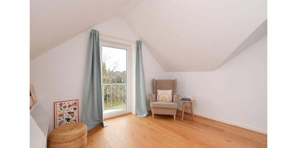 Lichtdurchflutete Dachgeschosswohnung mit Stil in guter Lage von 4.5 zimmer