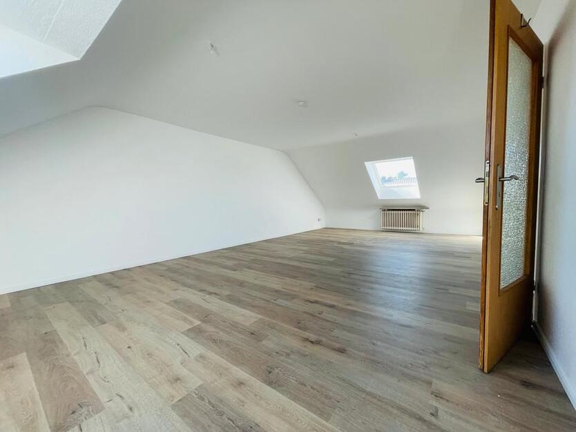 3 WG-Zimmer-DG-Wohnung in zentraler Lage zimmer