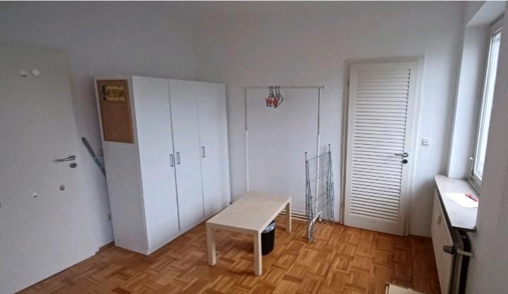 Zimmer mit eigenem WCDusche in 3er WG 2 zimmer