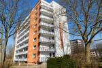 Einziehen und Wohlfühlen - großzügige und renovierte 2-Zimmer-Wohnung mit Laminat und Balkon... zimmer