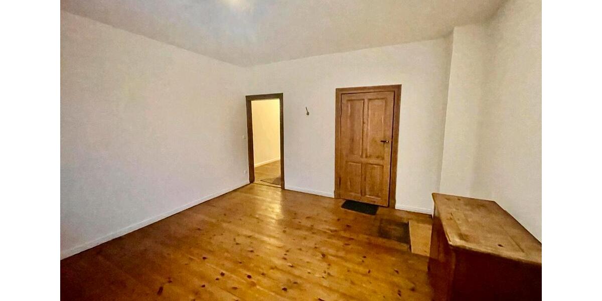 WG Zimmer in einer Altbauwohnung in guter Lage (5 Zi, je 24 qm) 5 zimmer