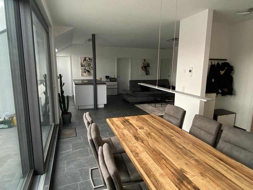 Stilvolle 3-Raum-Penthouse-Wohnung (gehoben, Balkon, EBK)