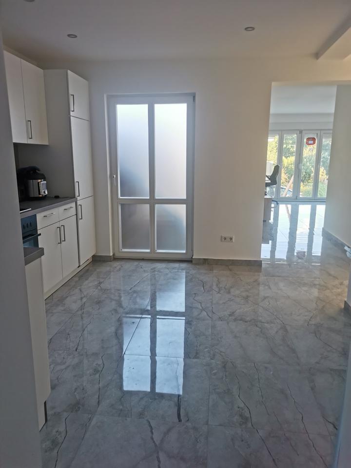 Helle und geräumige Erstbezug 4 Zimmerwohnung mit Terrasse