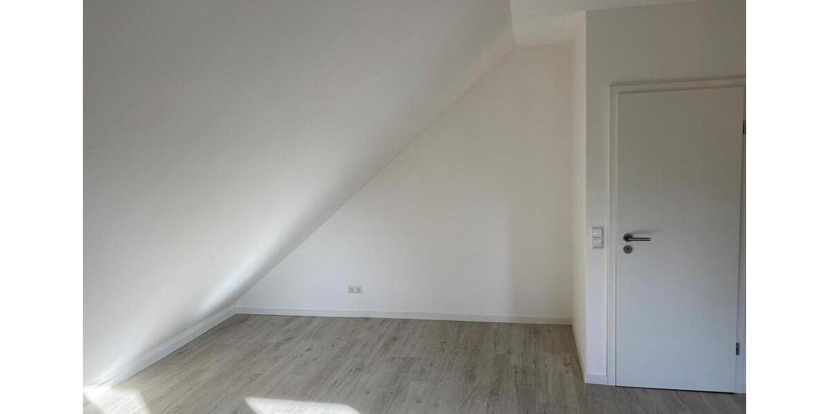 Dachgeschoßwohnung Köln Kalk - 1 Zimmer, 28 m&sup2;, 700&euro; | Angebot:26070924