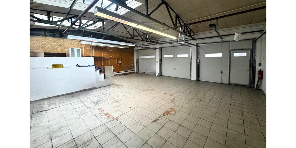 Zentrale Gewerbeeinheit mit hoher Halle, Werkstatt & Büro – in de zimmer