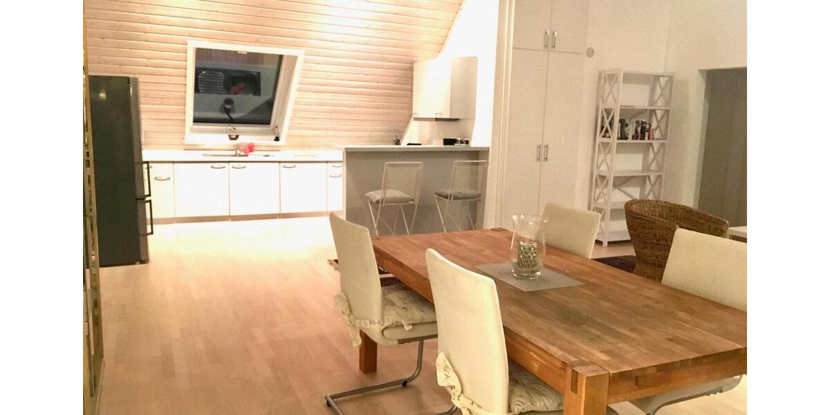 Möblierte, ruhige & lichtdurchflutete Dachgeschoss-Wohnung 2 zimmer