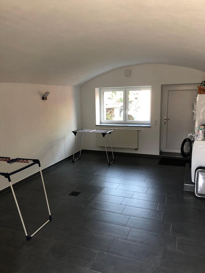 schicke Erdgeschoßwohnung mit Gewölbe in Brauna