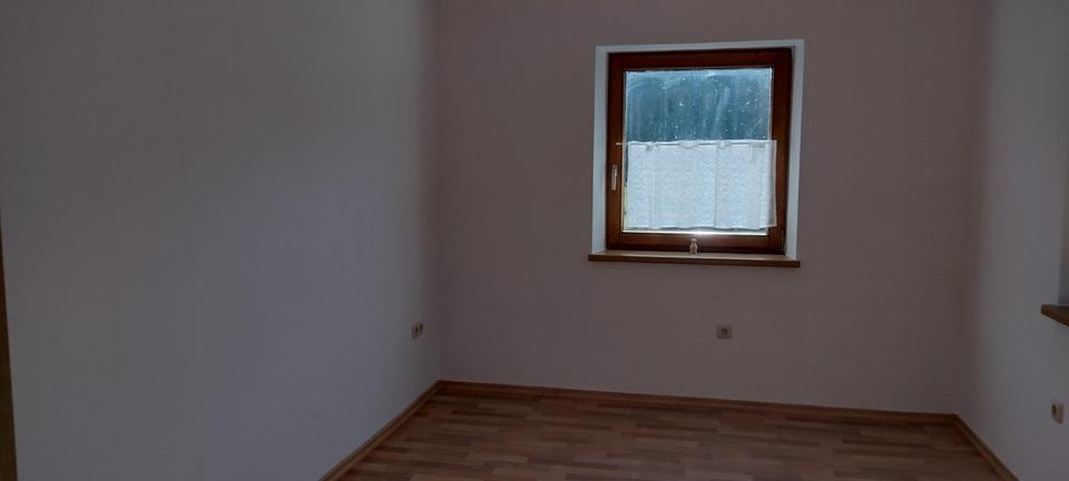 Etagenwohnung Teisnach - 3 Zimmer, 80 m&sup2;, 680&euro; | Angebot:25978586