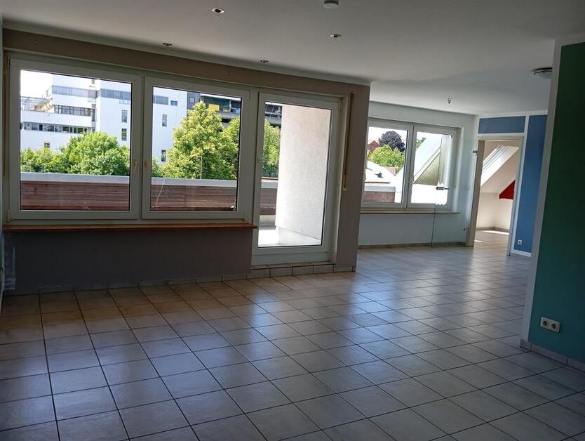 großzügige 3 Zimmer Dachgeschoßwohnung mit Spitzboden und Balkon