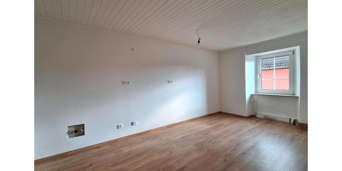 Etagenwohnung Neustadt an der Waldnaab - 5 Zimmer, 110 m&sup2;, 1.200&euro; | Angebot:26253658