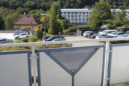 Verfügbar ab ca. 01.10.2025 Seniorengerechtes Wohnen, 3-Zimmer-Wohnung mit Aufzug, 2 Balkone, EBK, 2 PKW-Stellplätze direkt am Haus