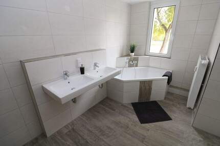 XXL Hoch drei...Etagen-Wohnung mit Wanne, Dusche, Gäste-WC u. 2 Balkonen!!!! 4 zimmer