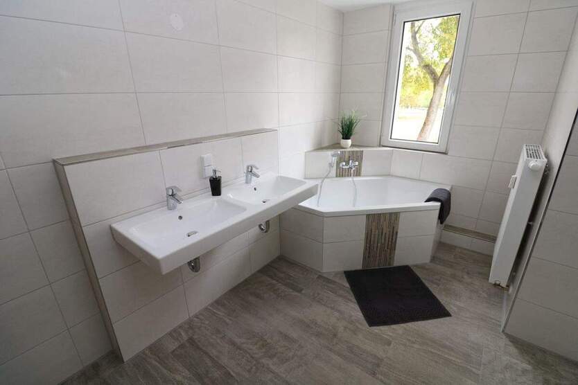 XXL Hoch drei...Etagen-Wohnung mit Wanne, Dusche, Gäste-WC u. 2 Balkonen!!!! 4 zimmer