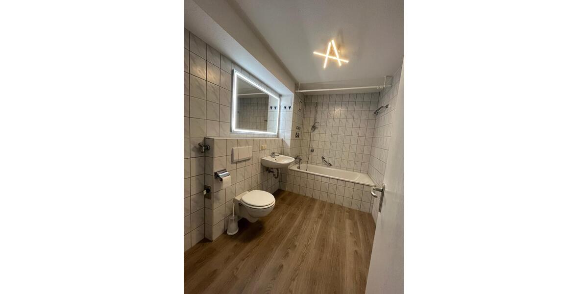 Attraktive, helle 2-Zimmerwohnung mit Südbalkon und Tiefgarage zimmer