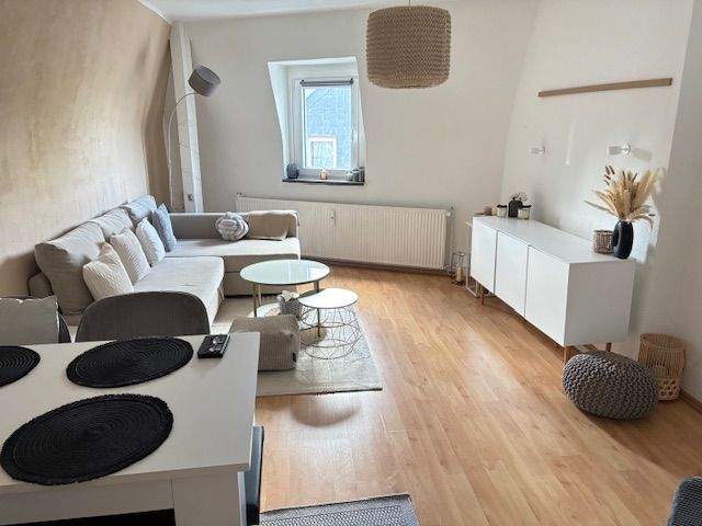 Altbau - Charmant - Hell - Großzügig - 2 Räume - Küche - Wannenbad mit Fenster - zentrale Lage von MH-Saarn 2 zimmer