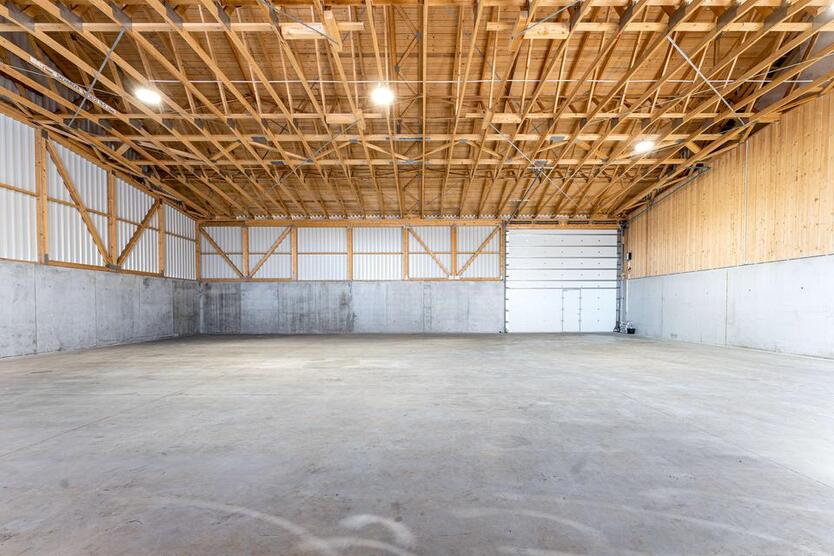 *Neuwertige Lagerhalle zwischen Straubing und Plattling*