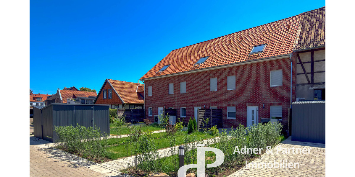 **STILVOLL WOHNEN AUF HISTORISCHEM HOF: MODERNES REIHENHAUS IN DIREKTER OKERNÄHE** - Reihenendhaus Braunschweig Heidberg-Melverode | Angebot:27242818