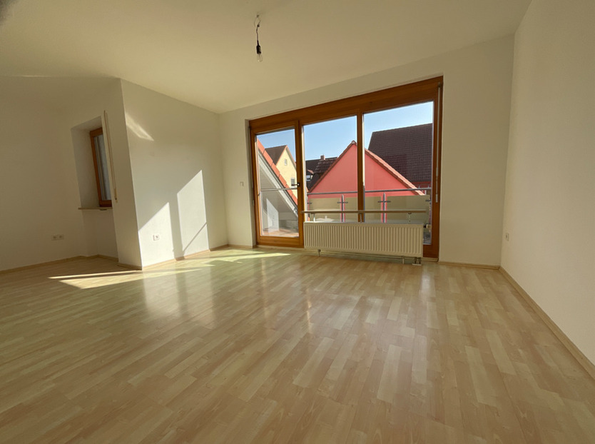 3-Zimmer-Wohnung mit Loggia, Einbauküche und Stellplatz