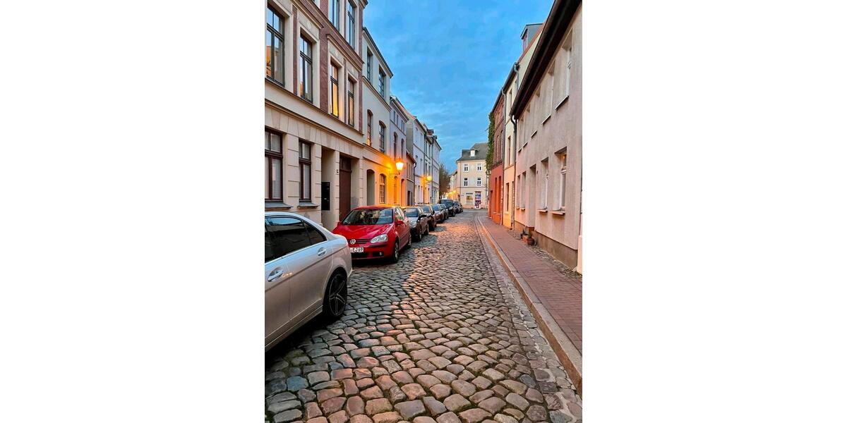 WG Zimmer in einer Altbauwohnung in guter Lage (5 Zi, je 24 qm) 5 zimmer