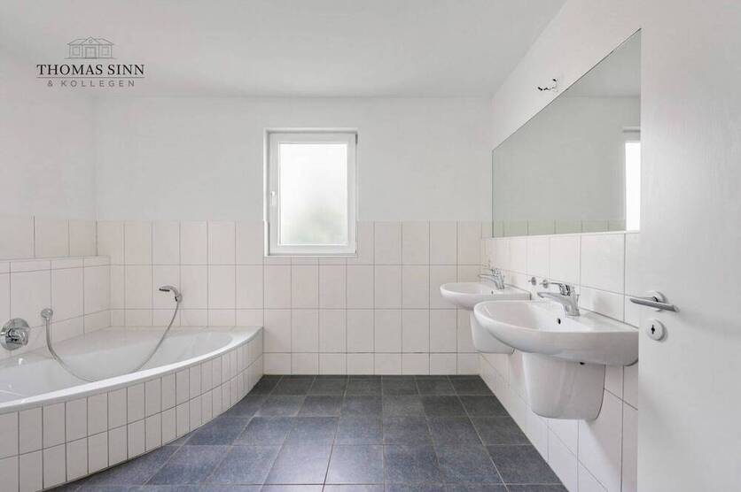 GEPFLEGTE 3,5-Zimmer-EG-Wohnung MIT GARAGENSTELLPLATZ UND SEPARATEM HOBBYRAUM IM SOUTERRAIN