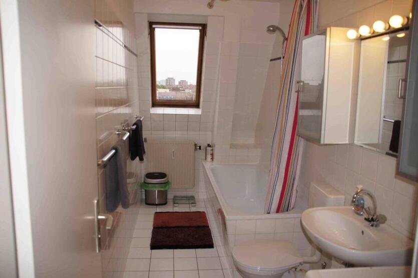 Helle, möblierte DG-Wohnung im Kiez. Ab 15.10 befristet für 7 Mo.