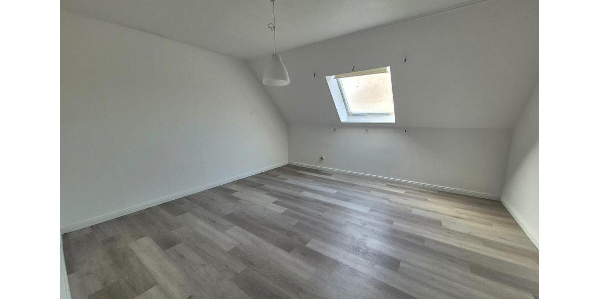 Dachgeschoßwohnung Lübbecke - 5 Zimmer, 190 m&sup2;, 950&euro; | Angebot:25265401