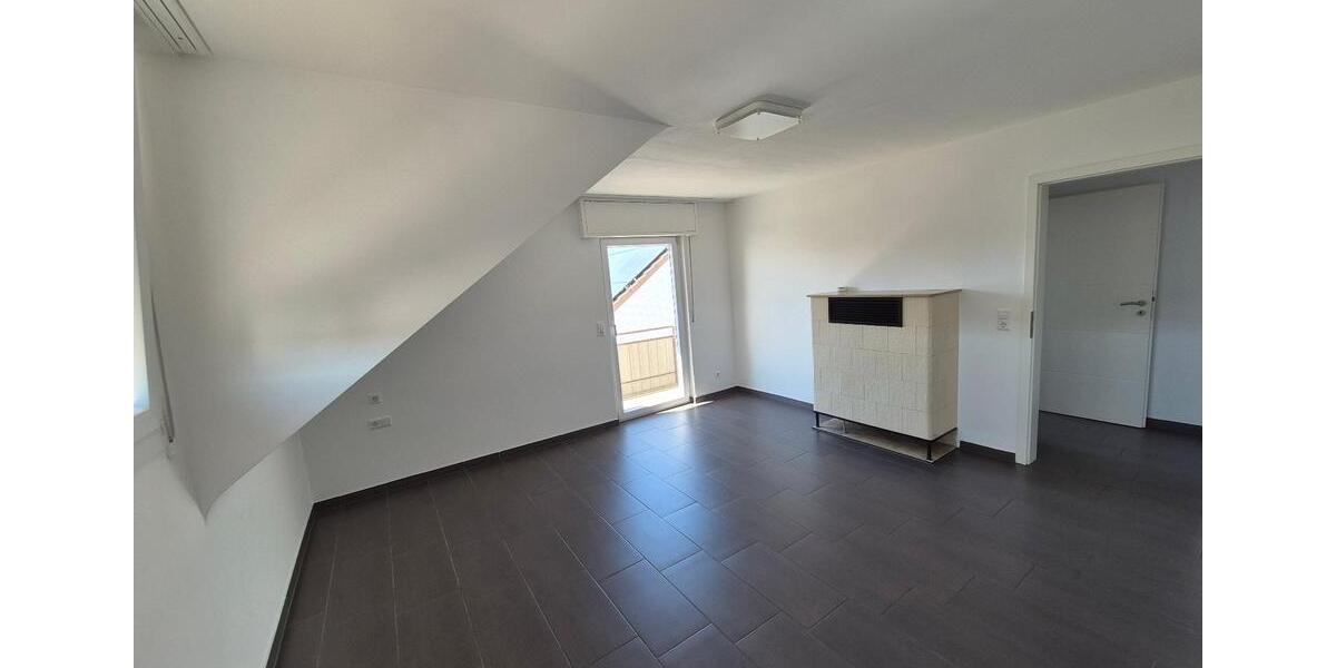 Dachgeschoßwohnung Sersheim - 3 Zimmer, 81 m&sup2;, 1.020&euro; | Angebot:25982331