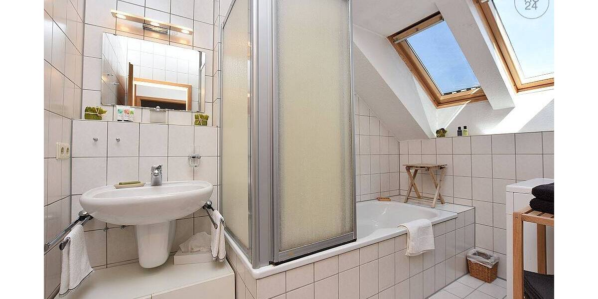 Charmante möblierte DG-Wohnung mit Internet und TG-Stellplatz in Stuttgart Birkach 2 zimmer