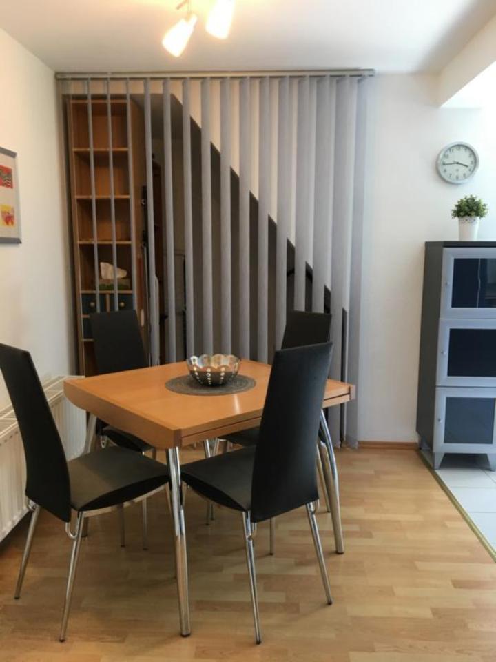 Schicke Wohnung gemütlich möbliert Balkon Stellplatz WLAN