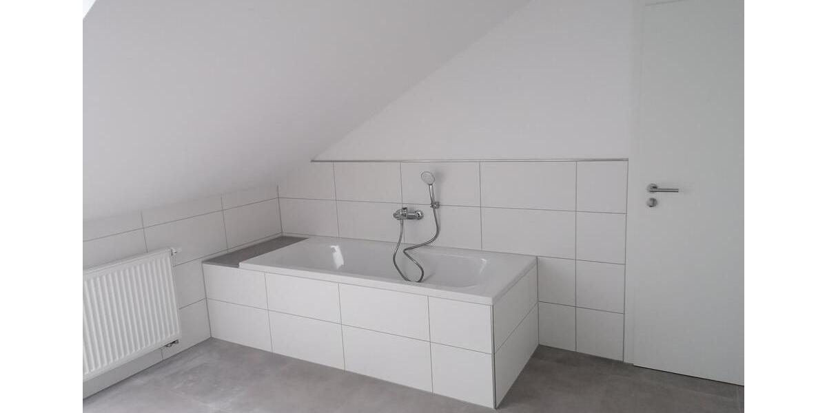 Neu ausgebaute, energetisch sanierte Dachgeschosswohnung 3 zimmer