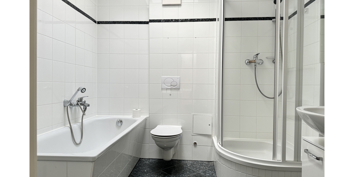 Wohnen mit Weltkulturerbe: 2-Zimmer-Wohnung mit Balkon, Fahrstuhl & Ausblick - Etagenwohnung Schwerin Altstadt | Angebot:26614880