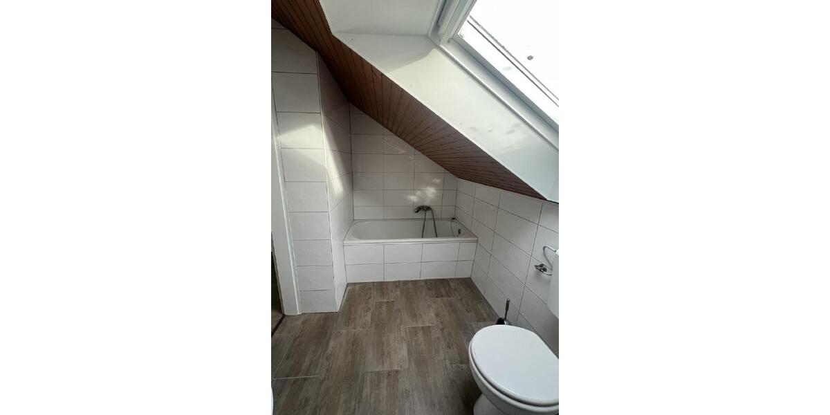 Gemütliche 2-Zimmer-Dachgeschosswohnung mit Einbauküche und Badewanne 2 zimmer