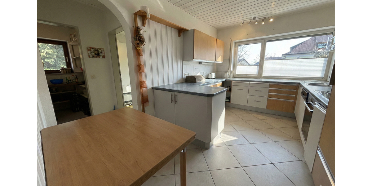 Erdgeschoßwohnung Berg - 8 Zimmer, 239 m&sup2;, 2.100&euro; | Angebot:24698260