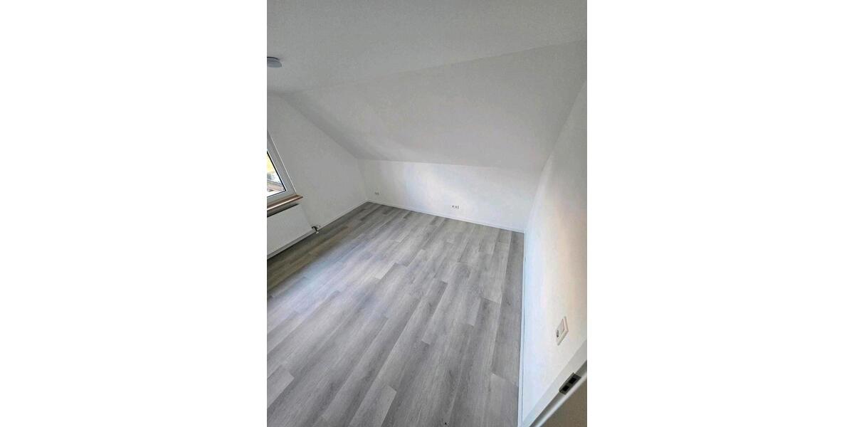 Dachgeschoßwohnung Radevormwald - 3 Zimmer, 76 m&sup2;, 1.100&euro; | Angebot:26506469