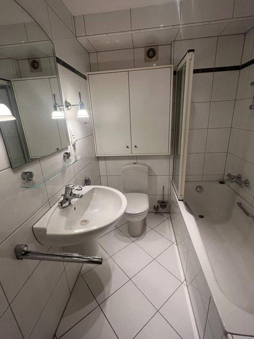 SCHÖN GESCHNITTENE DREIZIMMERWOHNUNG MIT EINBAUKÜCHE IM HERZEN VON NEUSS 3 zimmer