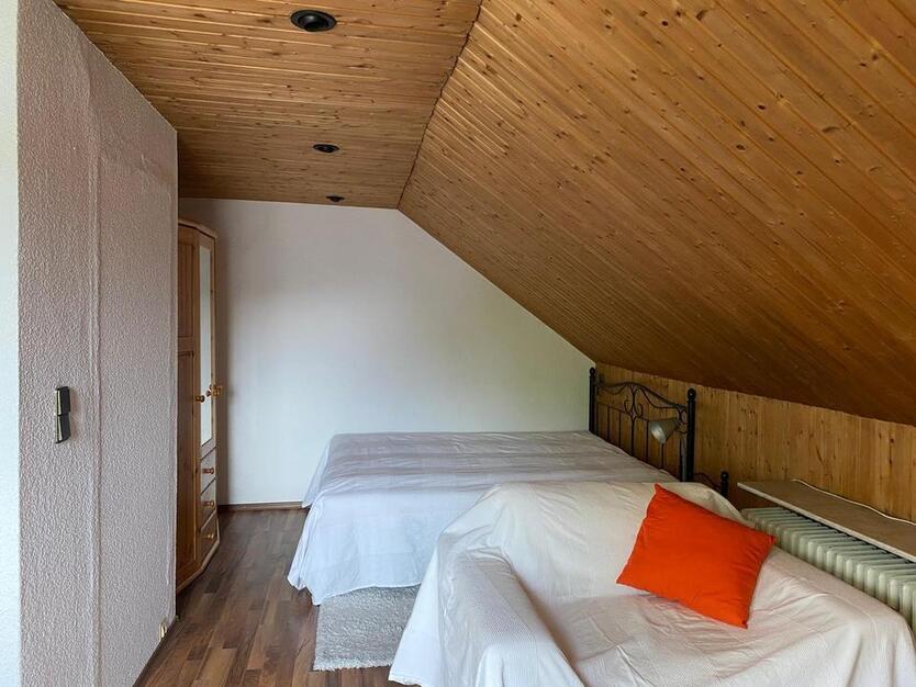 möbl. DG-Zimmer für Student, Praktikant o. WE-Heimfahrer zimmer