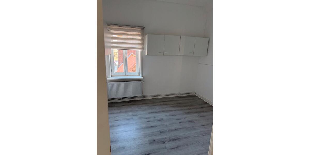 Wohnung im 1. OG in einem Wohn-und Geschäftshaus auch als Büro 4 zimmer