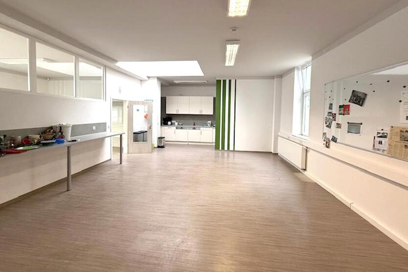 737 m² Büro, Praxis und Lagerhalle sowie zahlreiche Stellplätze in zentraler Lage von Gera zur Miete
