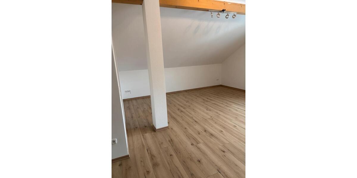 Dachgeschoßwohnung Schöllnach - 3 Zimmer, 78 m&sup2;, 650&euro; | Angebot:25971858
