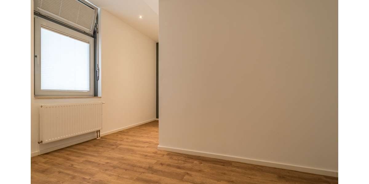 EINBAUKÜCHE – MODERNES WANNENBAD MIT FENSTER – TERRASSE – EINBAUSCHRANK - Terrassenwohnung Freital Deuben | Angebot:25887763