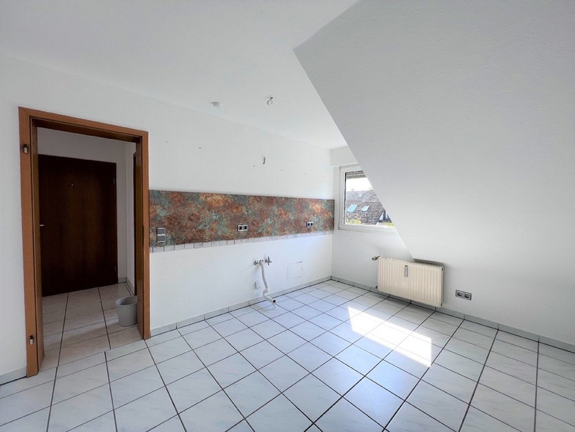 Helle Dachgeschoßwohnung * Balkon *Stellplatz