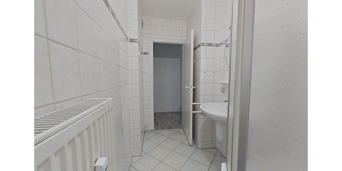 **Helle 2-Zimmer-Wohnung mit Einbauküche und Badewanne** 2 zimmer